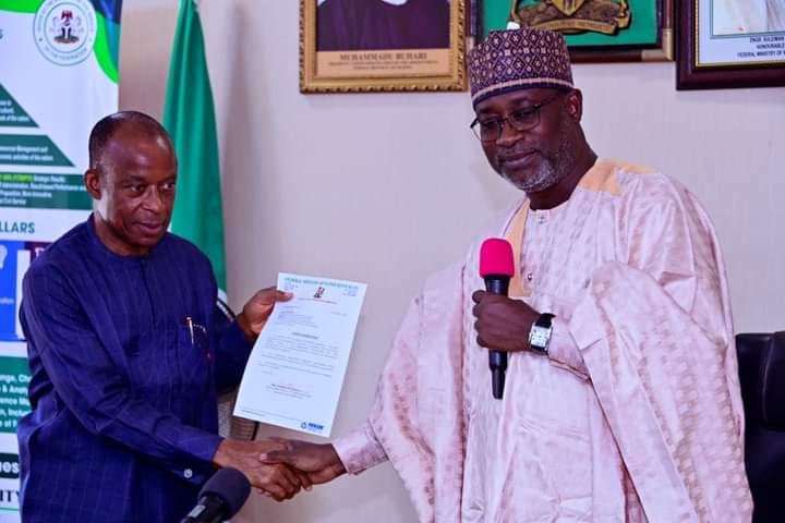 Honourable Minister of Water Resources, Engr Suleiman H. Adamu present letter of appreciation to members of the Technical Working Group